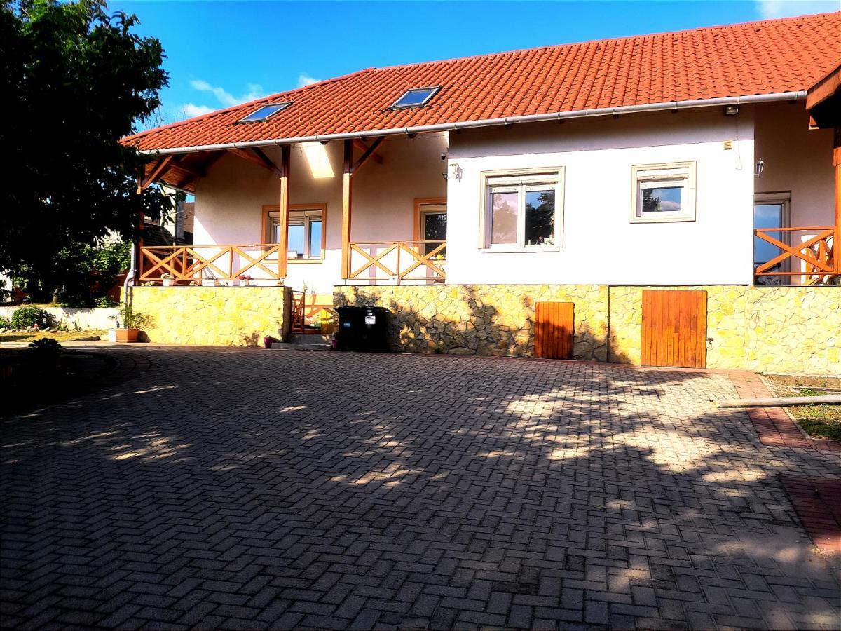 Szandra Vendégház Osku Esterno foto
