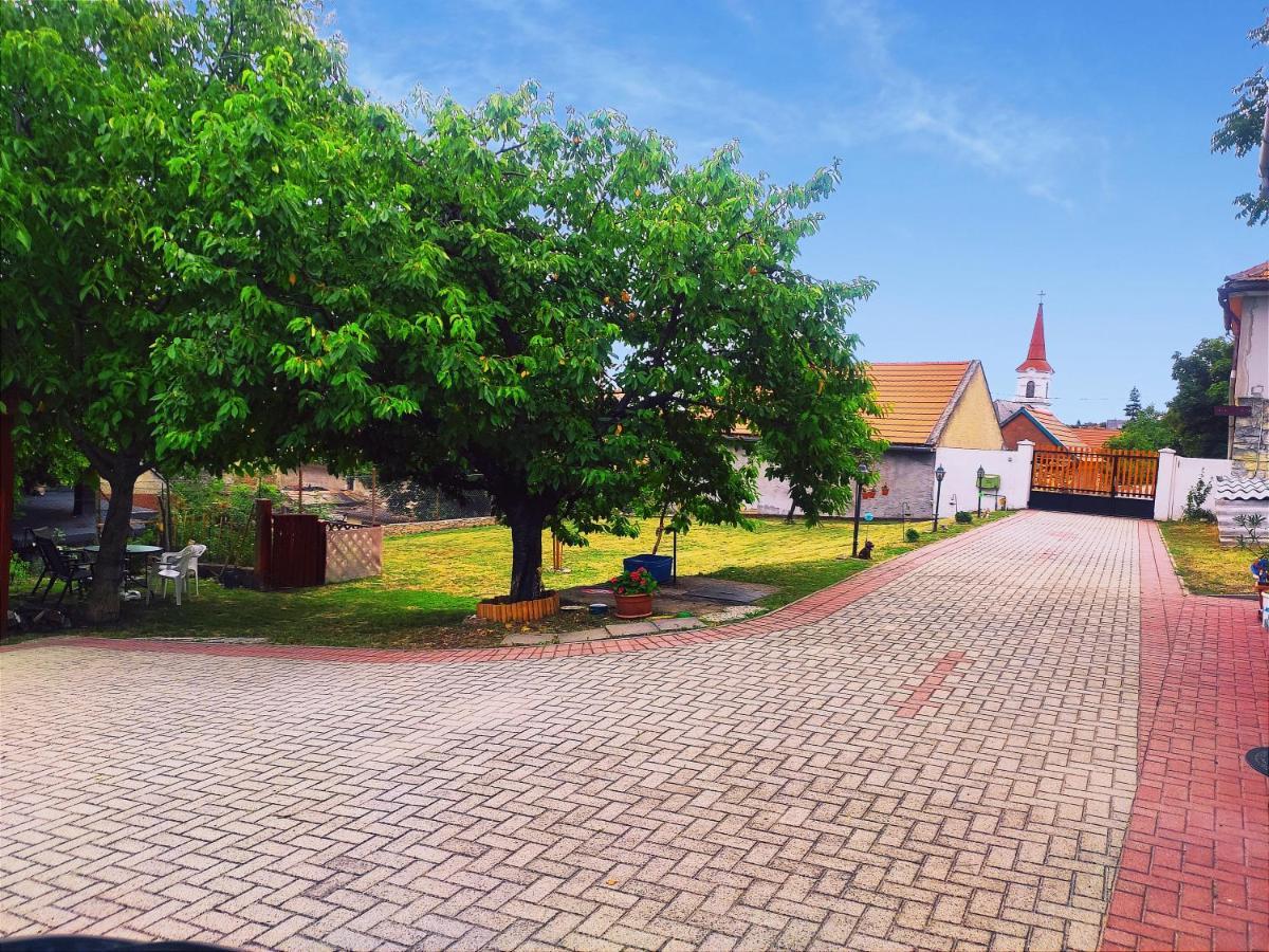 Szandra Vendégház Osku Esterno foto