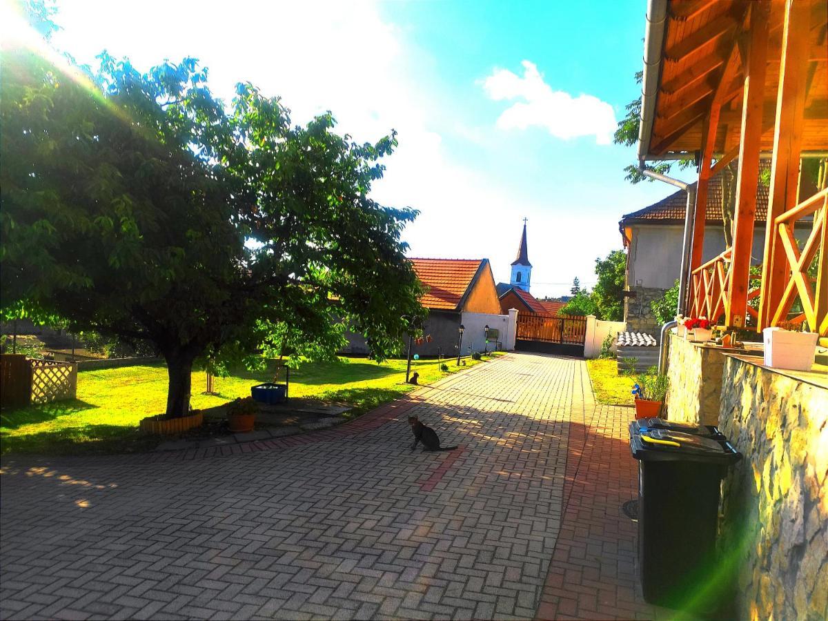 Szandra Vendégház Osku Esterno foto